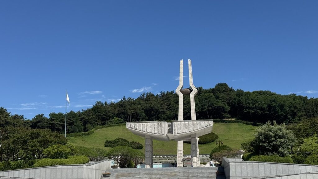 닥터X 5·18 논란 속 광주 국립5·18민주묘지 추모탑 (2025년 촬영)