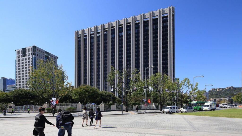 장기연체채권 소각 방안을 발표한 금융위원회가 입주한 정부서울청사 본관