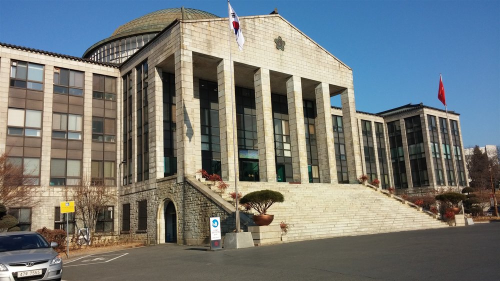 대구 경북대학교 본관(2014년 1월 촬영, 지방 거점 국립대 예시 자료 사진)
