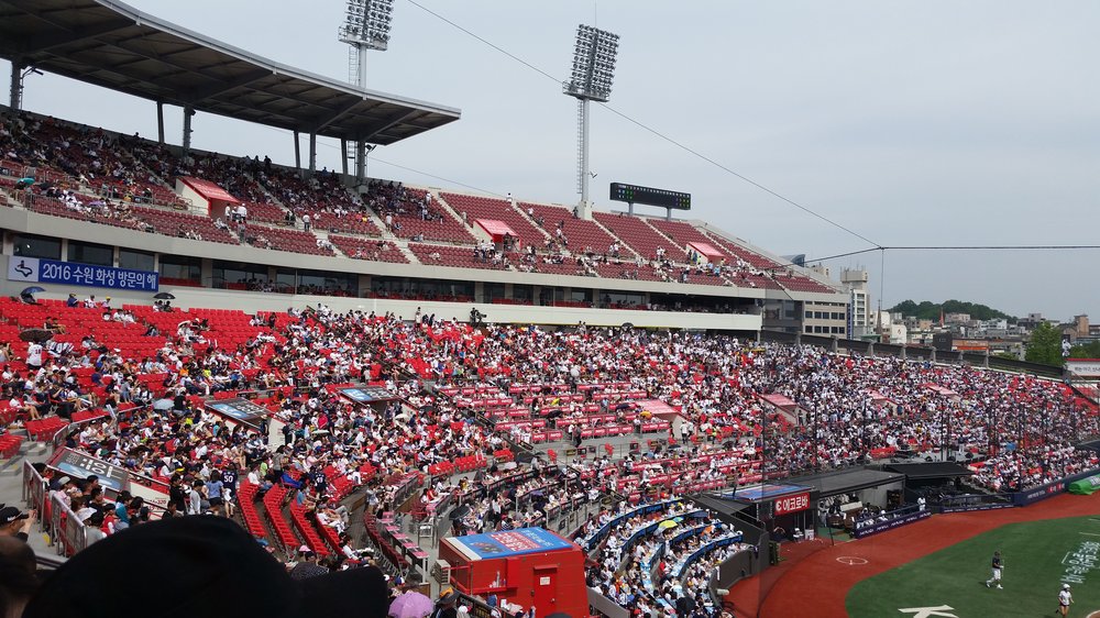 관중으로 가득 찬 수원KT위즈파크 관중석 (2015년 5월 정규시즌 경기, 이번 한국시리즈 사진 아님)